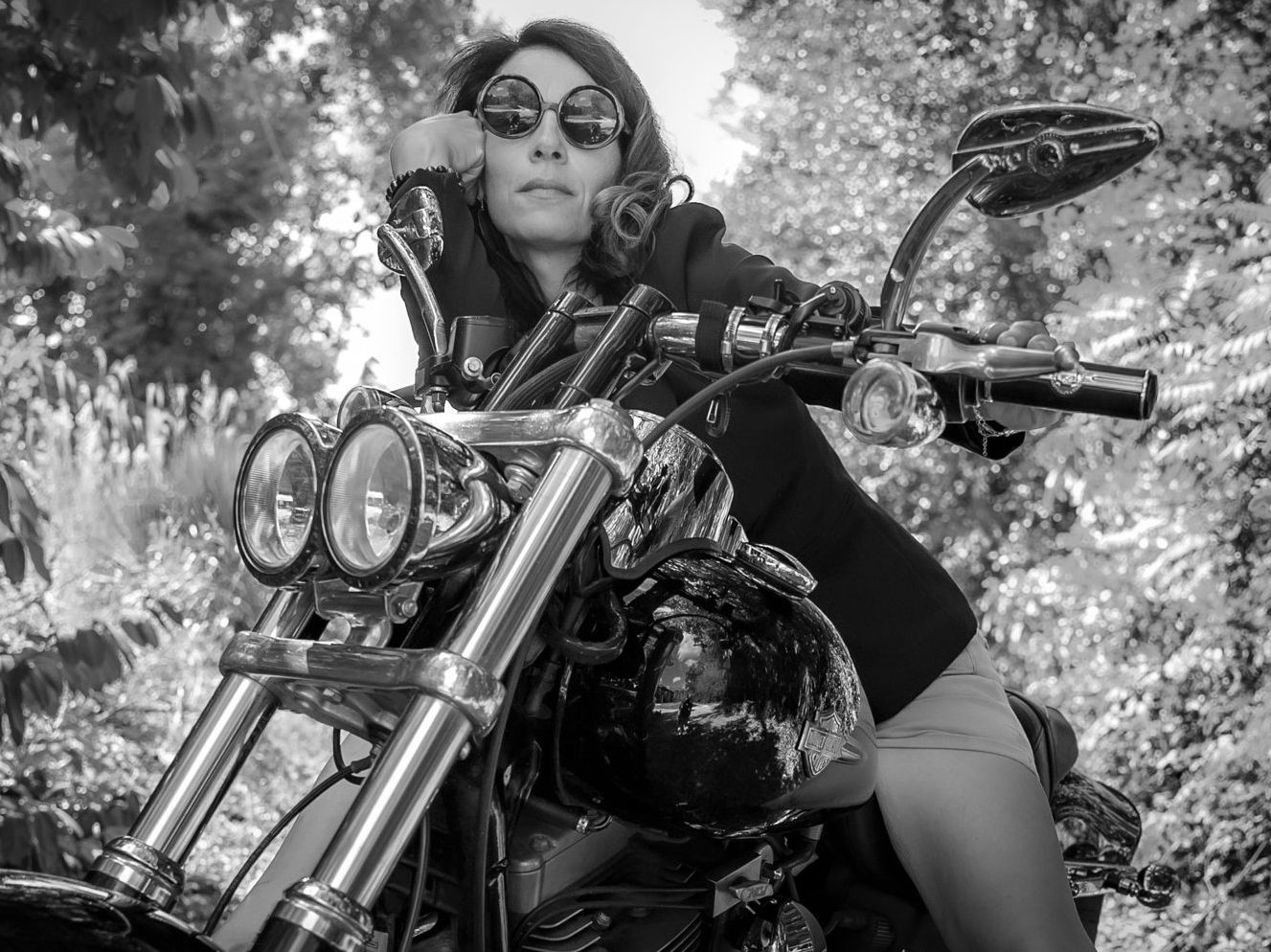 Stéphanie dans le rôle d'une biker