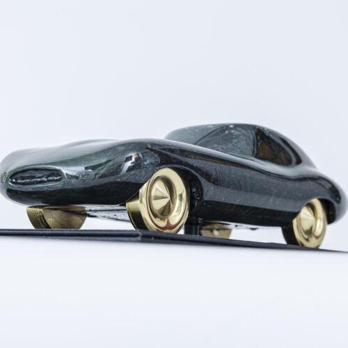 Voiture de légende miniature en composite par l'artiste André Carmes photographié par PhotoDag en studio