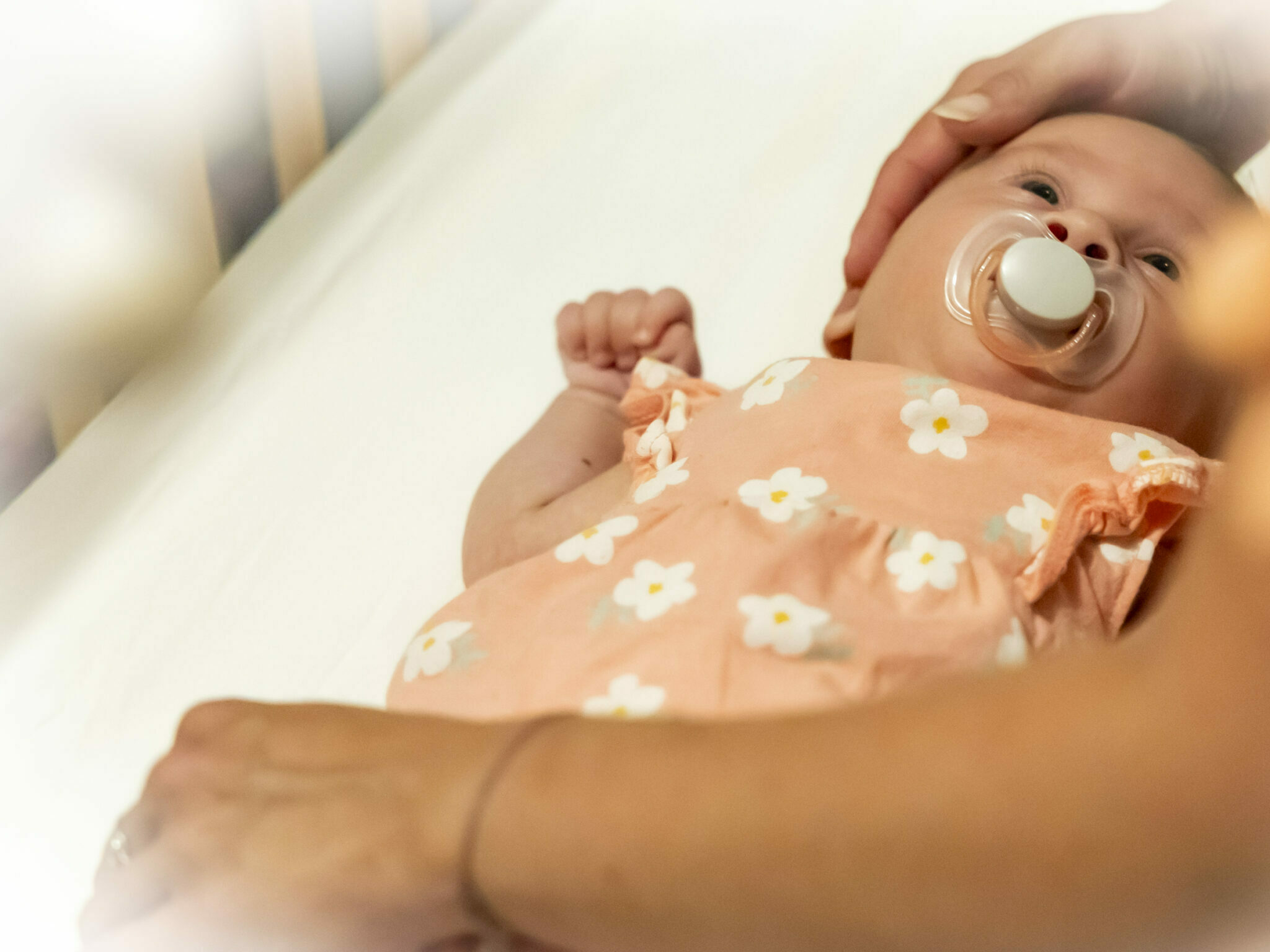 Emma a 2 mois se fait bercer par sa maman