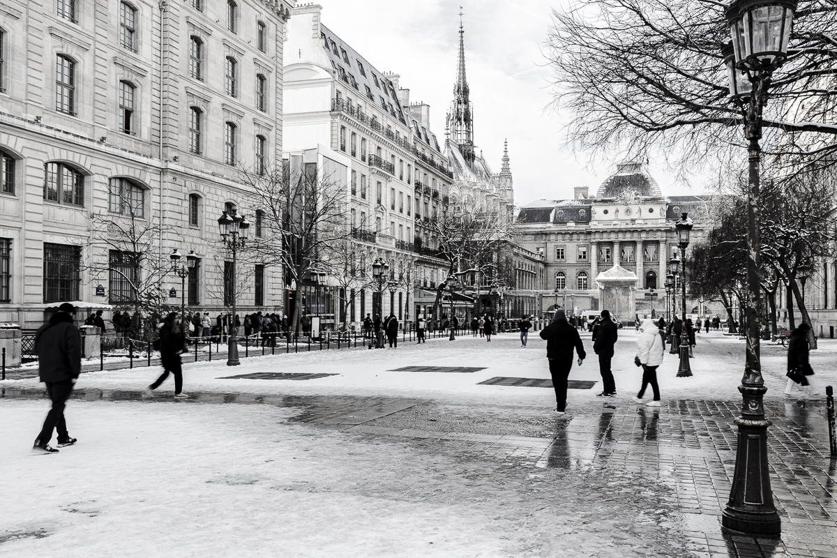 Palais de Justice sous la neige en noir et blanc