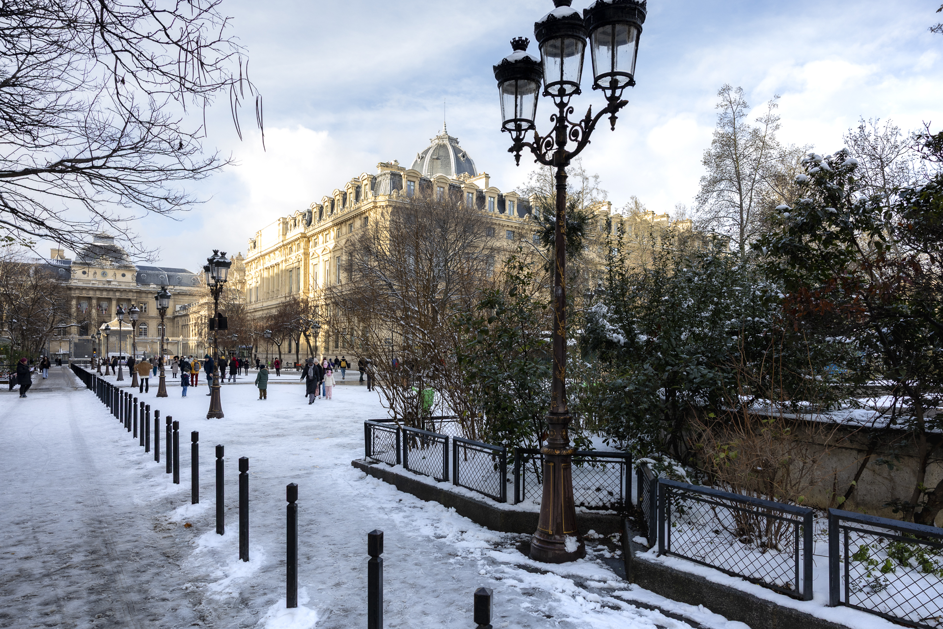 Tribunal de commerce de Paris sous la neige - soleil couchant en hiver.