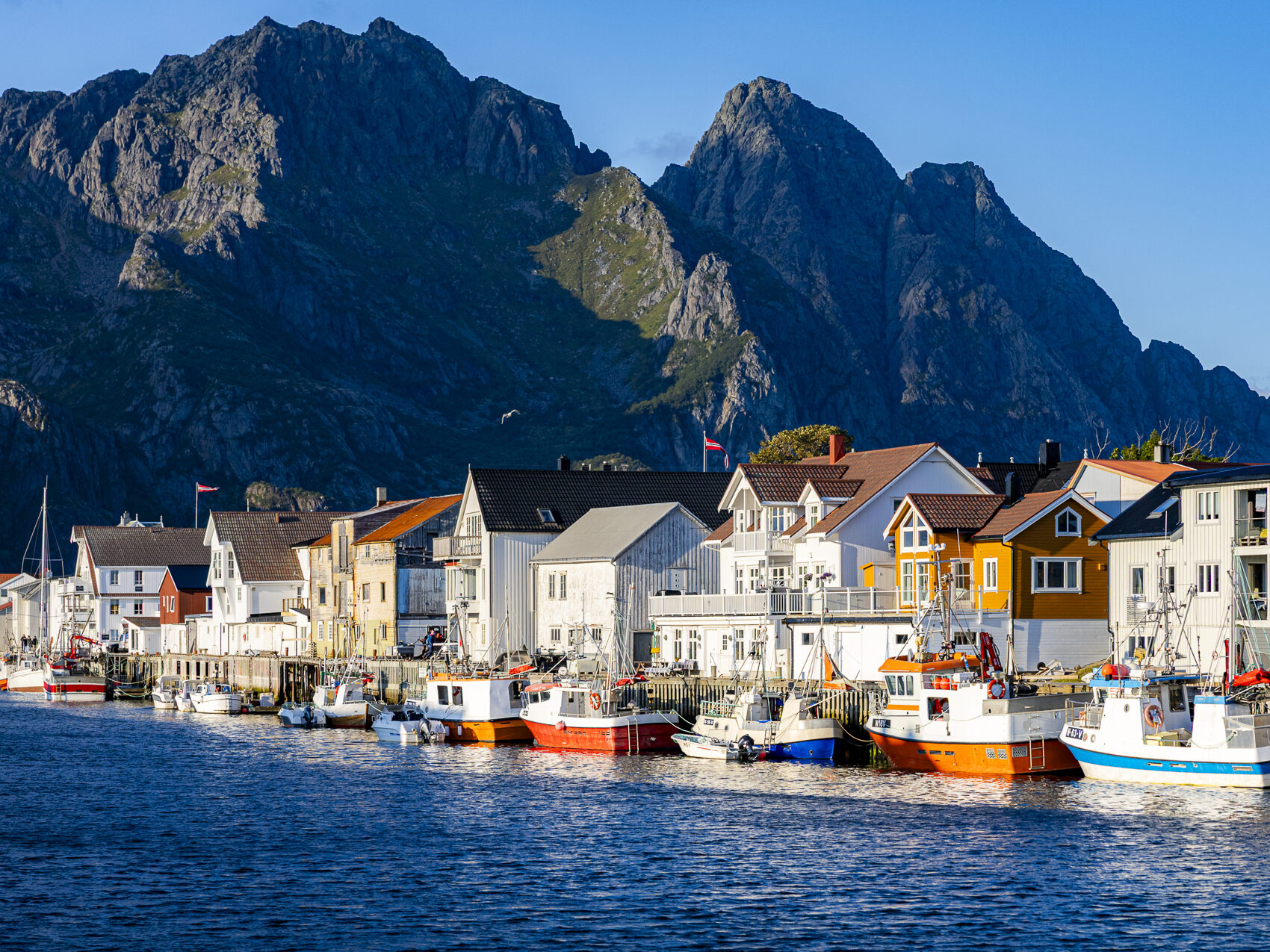 Henningsvaer dans les iles Lofoten en Norvège à 20h00 au mois d'Août