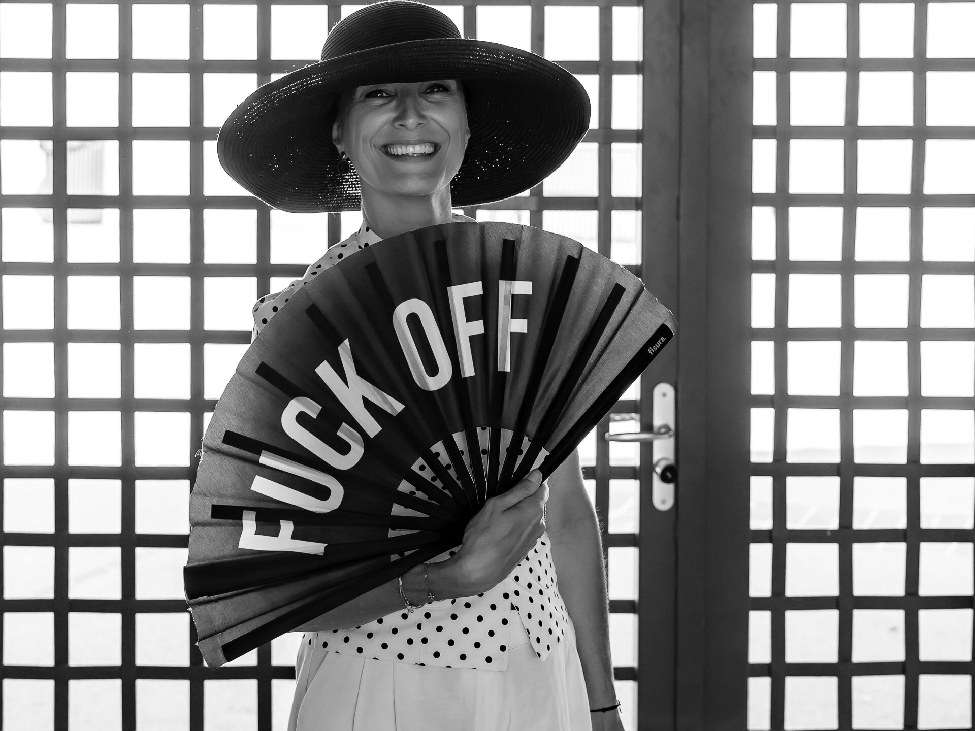 Photo en noir et blanc d'une invitée rebelle avec un brin d'humour. Photo : PhotoDag